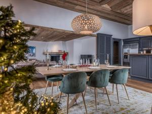 Duplex skis aux pieds, Courchevel 1850, 99m², 6 pers., cheminée, balcons, garage, WiFi - FR-1-631-132