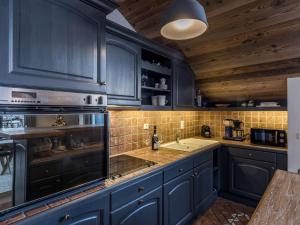 Duplex skis aux pieds, Courchevel 1850, 99m², 6 pers., cheminée, balcons, garage, WiFi - FR-1-631-132