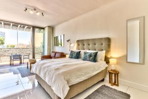 Beachside Apt with Amazing Views and No Loadshedding