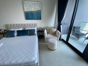 White and gold studio apartment in Binghatti Canal whit pool
