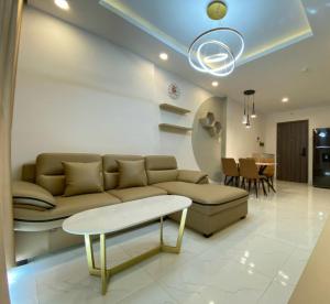 The hotel has 2 bedrooms, 2 bathrooms, 1 kitchen, 1 living room, 1 laundry room, 1 balcony, 1 swimming pool - District 7