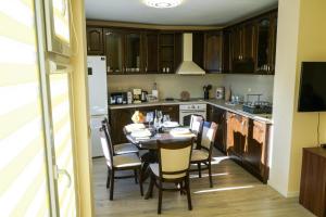 GRAND APARTMENT BOGORIDI - top center near to sea and sea garden