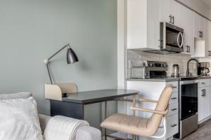 Lower Queen Anne 1br w game room garden SEA-698