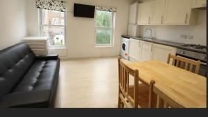 Single room with shared bathroom and kitchen near Kings Cross