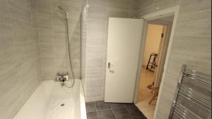 Single room with shared bathroom and kitchen near Kings Cross