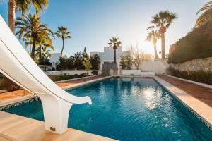 Spacious house with pool, garden and solarium in Las Chapas, Marbella