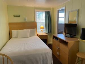 Motel #3 - Two Room Kitchenette room in Moontide Motel Apartments and Cabins