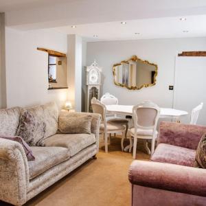 Luxury 3-Bed Super King Georgian Gem in Central Town- Family & Friends -3 Mins From Safari Park & Steam Train - Parking