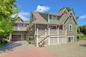 Character Stay across Swan Lake Nature Sanctuary - Victoria