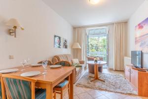 Fewo-8-Aparthotel-Binz-direkt-an-der-Strandpromenade-mit-Meerblick-und-Balkon