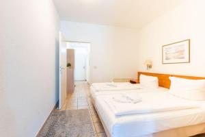 Fewo-8-Aparthotel-Binz-direkt-an-der-Strandpromenade-mit-Meerblick-und-Balkon