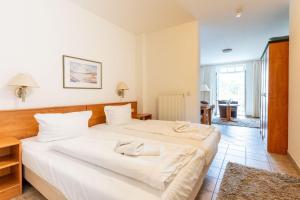 Fewo-8-Aparthotel-Binz-direkt-an-der-Strandpromenade-mit-Meerblick-und-Balkon