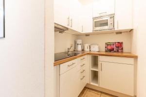 Fewo-8-Aparthotel-Binz-direkt-an-der-Strandpromenade-mit-Meerblick-und-Balkon