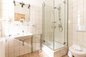 Fewo-8-Aparthotel-Binz-direkt-an-der-Strandpromenade-mit-Meerblick-und-Balkon