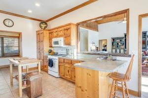 Hot Tub, Mtn Views and Games! Hayesville Home