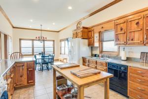 Hot Tub, Mtn Views and Games! Hayesville Home