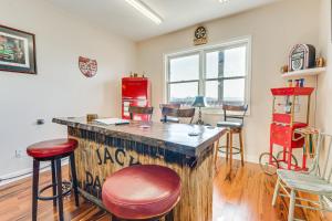 Hot Tub, Mtn Views and Games! Hayesville Home