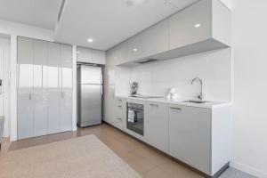 Stunning cityview 1BR Apt, 1 min to train