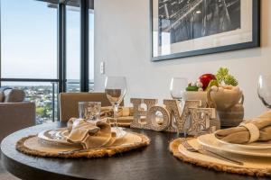 Stunning cityview 1BR Apt, 1 min to train