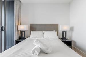 Stunning cityview 1BR Apt, 1 min to train