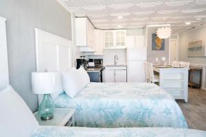 Sandy Bottoms Beachfront Studio On The Sand