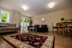 Sleeps8-KingBeds-SofaBed-Garden-AirCon-FreeParking