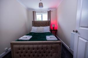 Sleeps8-KingBeds-SofaBed-Garden-AirCon-FreeParking
