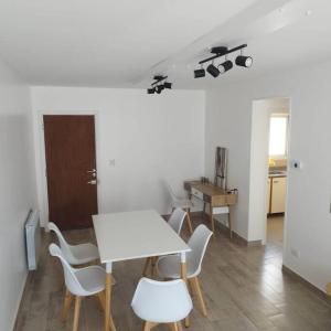 Depto. 3 ambientes, ideal familias, muy luminoso.