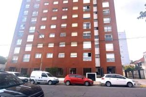 Depto. 3 ambientes, ideal familias, muy luminoso.