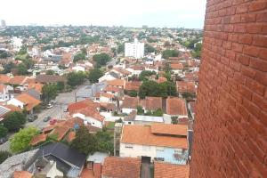 Depto. 3 ambientes, ideal familias, muy luminoso.