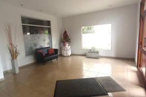 Depto. 3 ambientes, ideal familias, muy luminoso.