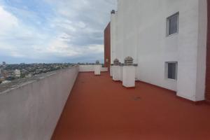 Depto. 3 ambientes, ideal familias, muy luminoso.