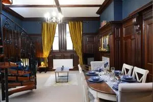 The Old Brewery Boardroom - Winchester City Centre - Unique Property - Free Parking - Sleeps 6 - by XPlus Stays - Kings Worthy