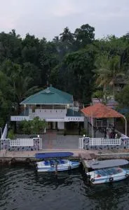 LOVESHORE Homestay - Mukkad