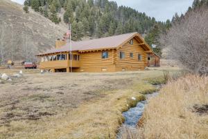 Yellowstone Cabin Getaway Near National Park
