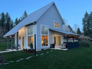 Romantic Cozy Cabin Walk to lake Hot tub Bikes Kayaks Grill