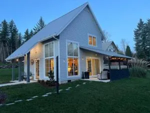 Romantic Cozy Cabin Walk to lake Hot tub Bikes Kayaks Grill - 城堡石