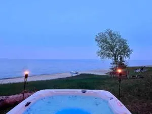 Lake Michigan Cabin w/Hot Tub & Stunning Views - Gladstone