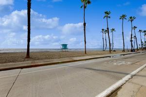 Sandcastle Cottage 22 - Historic oceanfront studio with direct beach access