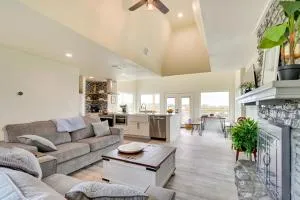 Serene Burnet Getaway with Buchanan Lake Views! - Lometa