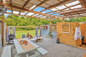 Meadow View Romantic Nature Stay w Barn, Outdoor Tub and Sauna