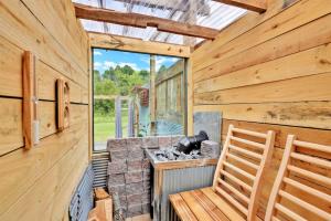Meadow View Romantic Nature Stay w Barn, Outdoor Tub and Sauna
