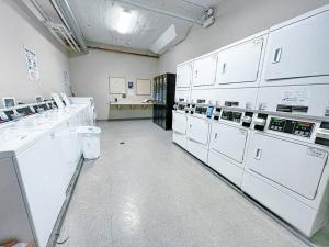 Spacious 2BR in South Loop with Optional Parking, Gym and Patio Near McCormick Place, Grant Park, Soldier Field & Museum Campus