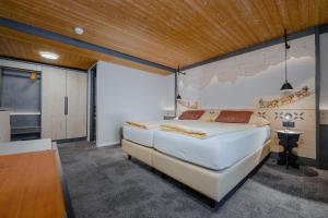 Superior Double Room with Eiger View room in Hotel Central Wolter - Grindelwald
