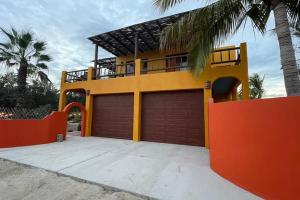 5 Minutes to Downtown Los Barriles, Walk to Beach