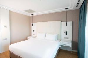 One-Bedroom Apartment with Balcony and View room in Radisson Residences Avrupa TEM Istanbul