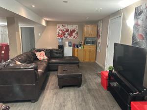 Serenity & memorable Cozy Lower Level Apartment Room in TownHouse Private Entrance
