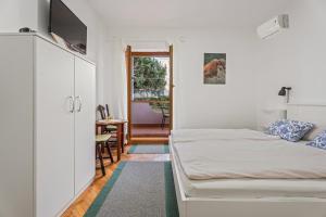 Double Room with Balcony room in Apartments and rooms by the sea Grebastica Sibenik - 13942