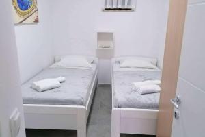 Apartments with parking space Njivice, Krk - 21772