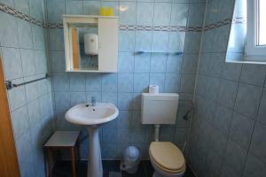 Apartments with parking space Njivice, Krk - 21773